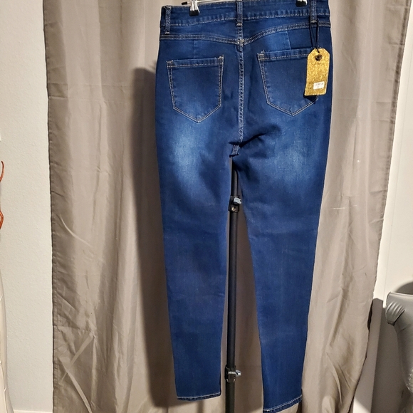 VINIZBENA Skinny Jean w/Appliqué - Picture 3 of 9